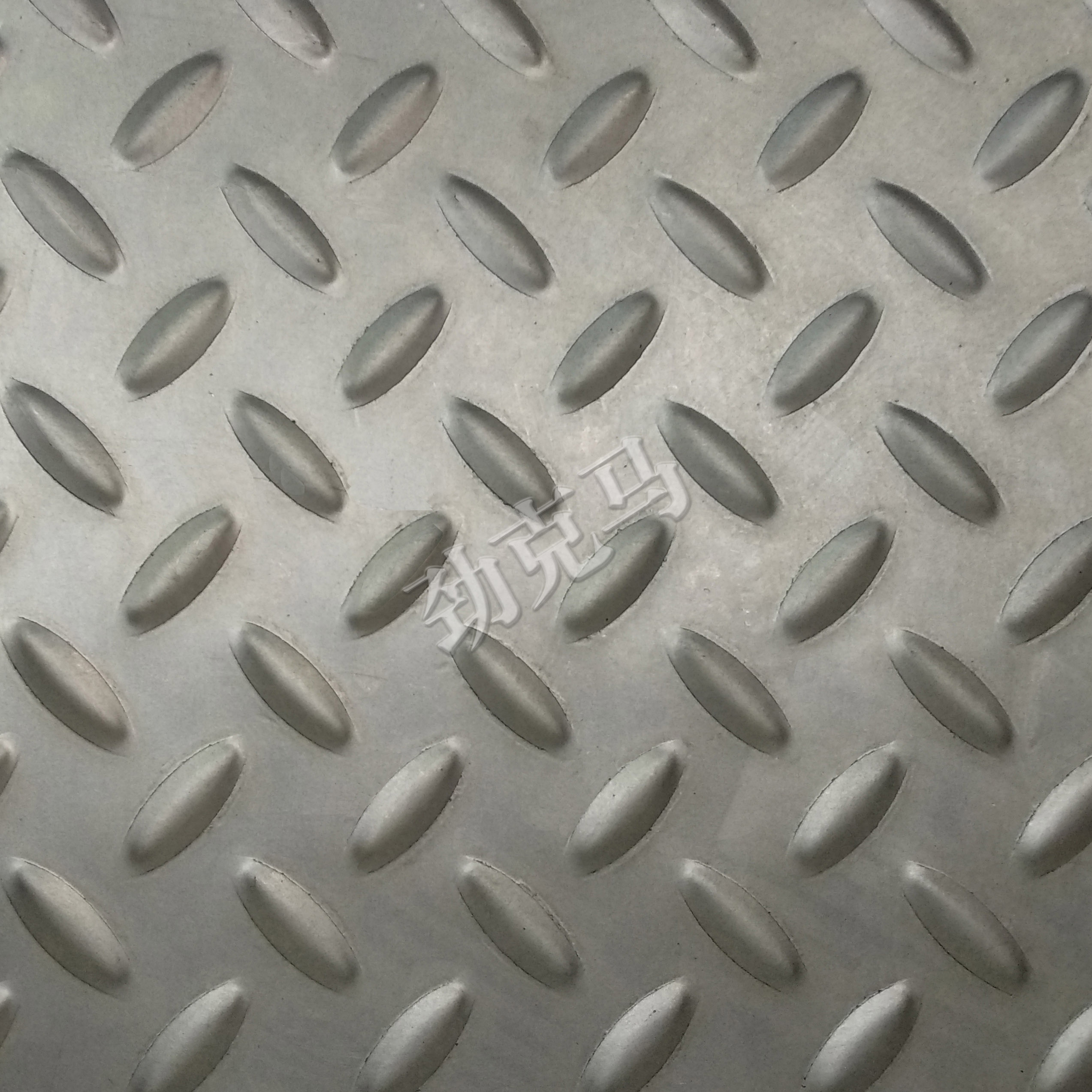 3MM~y